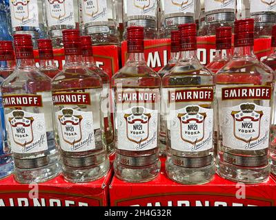 Springfield, IL USA - 23. September 2021: Eine Ausstellung von Flaschen von Smirnoff Vodka in einem Binneys Lackgeschäft in Springfield, Illinois. Stockfoto