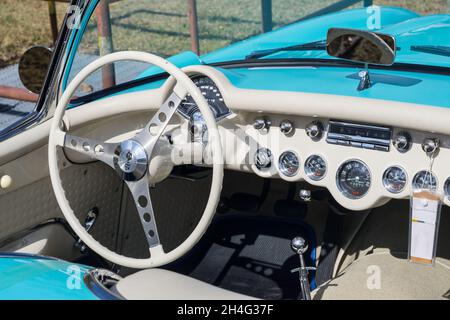 Nahaufnahme des weißen Chromlenkrads eines türkisfarbenen 1956 American Chevrolet Corvette C1 klassischen Sportwagens Stockfoto