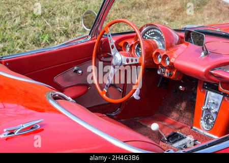 Nahaufnahme des Lenkrads und des Armaturenbretts eines klassischen Sportwagens der Chevrolet Corvette C1 aus dem Jahr 1960 Stockfoto