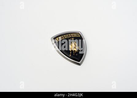 Nahaufnahme Detail des Logo-Emblem Abzeichen auf der Vorderseite eines weißen Lamborghini Countach LP5000 Quattrovalvole Sport Supersportwagen Stockfoto