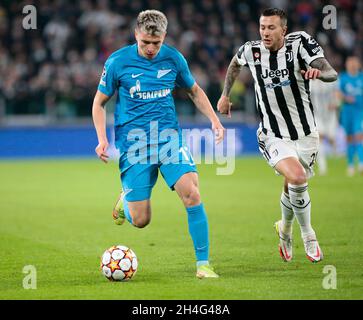 Turin, Italien. November 2021. Andrey Mostovoy von Zenit St. Petersburg und Federico Bernardeschi (Juventus FC) während des UEFA Champions League, Gruppe H, Fußballspiels zwischen Juventus FC und Zenit am 02. November 2021 im Allianz Stadium in Turin, Italien Credit: Independent Photo Agency/Alamy Live News Stockfoto