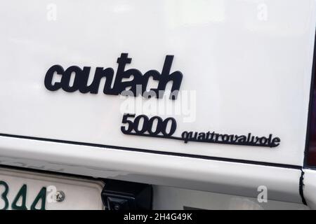 Nahaufnahme Detail des Logo-Emblem Abzeichen auf der Rückseite eines weißen Lamborghini Countach LP5000 Quattrovalvole Sport Supersportwagen Stockfoto