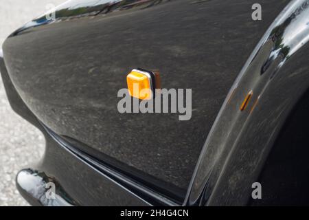 Nahaufnahme Detail der orangefarbenen Seitenanzeigeleuchte auf einem schwarzen Lamborghini Countach LP500 Quattrovalvole Sport Supersportwagen Stockfoto