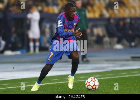 Kiew, Ukraine. November 2021. KIEW, UKRAINE - 3. NOVEMBER: Ousmane Dembele vom FC Barcelona dribbelt mit dem Ball während des Spiels der Gruppe E - UEFA Champions League zwischen Dinamo Kiev und dem FC Barcelona beim NSC Olimpiyskiy am 3. November 2021 in Kiew, Ukraine (Foto von Andrey Lukatsky/Orange Picches) Kredit: Orange Pics BV/Alamy Live News Stockfoto