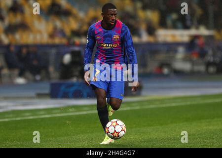 Kiew, Ukraine. November 2021. KIEW, UKRAINE - 3. NOVEMBER: Ousmane Dembele vom FC Barcelona dribbelt mit dem Ball während des Spiels der Gruppe E - UEFA Champions League zwischen Dinamo Kiev und dem FC Barcelona beim NSC Olimpiyskiy am 3. November 2021 in Kiew, Ukraine (Foto von Andrey Lukatsky/Orange Picches) Kredit: Orange Pics BV/Alamy Live News Stockfoto