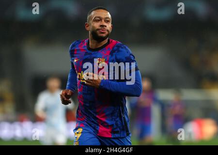 Kiew, Ukraine. November 2021. KIEW, UKRAINE - 3. NOVEMBER: Memphis Depay vom FC Barcelona während des Spiels der Gruppe E - UEFA Champions League zwischen Dinamo Kiev und dem FC Barcelona beim NSC Olimpiyskiy am 3. November 2021 in Kiew, Ukraine (Foto von Andrey Lukatsky/Orange Picics) Credit: Orange Pics BV/Alamy Live News Stockfoto