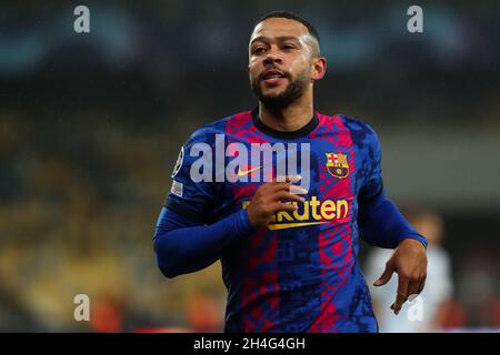 Kiew, Ukraine. November 2021. KIEW, UKRAINE - 3. NOVEMBER: Memphis Depay vom FC Barcelona während des Spiels der Gruppe E - UEFA Champions League zwischen Dinamo Kiev und dem FC Barcelona beim NSC Olimpiyskiy am 3. November 2021 in Kiew, Ukraine (Foto von Andrey Lukatsky/Orange Picics) Credit: Orange Pics BV/Alamy Live News Stockfoto