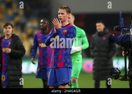 Kiew, Ukraine. November 2021. KIEW, UKRAINE - 3. NOVEMBER: Frenkie de Jong vom FC Barcelona applaudiert während des Spiels der Gruppe E - UEFA Champions League zwischen Dinamo Kiev und dem FC Barcelona beim NSC Olimpiyskiy am 3. November 2021 in Kiew, Ukraine (Foto von Andrey Lukatsky/Orange Picics) Credit: Orange Pics BV/Alamy Live News Stockfoto