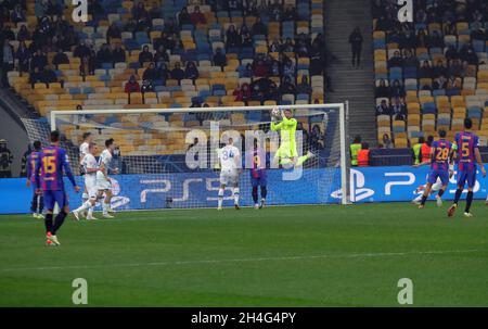 Kiew, Ukraine. November 2021. KIEW, UKRAINE - 2. NOVEMBER 2021 - Torhüter Georgiy Buschtschan (Rückseite) des FC Dynamo Kiew gewinnt den Ball beim 2021/2022 UEFA Champions League Matchday 4 in der Gruppe E gegen den FC Barcelona im NSC Olimpiyskiy, Kiew, der Hauptstadt der Ukraine. Kredit: Ukrinform/Alamy Live Nachrichten Stockfoto