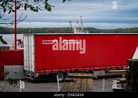 Foto eines roten LKW-Anhängers für die Umweltreaktion an der kanadischen Küstenwache in Parry Sound in der Georgian Bay am Lake Huron. Stockfoto