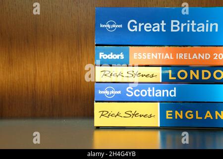 Gestapelte Reiseführbücher für Großbritannien, Irland, London, Schottland, England mit Kopieplatz. Stockfoto