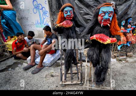 Kalkutta, Indien. November 2021. Während des Kali Puja Festivals in Kumartuli werden Dämonentonskulpturen gesehen.die Göttin Kali wird als Retterin von allen bösen Mächten, wie Dämonen und anderen Quellen dunkler Macht, verehrt. Die Göttin Kali dient als Glück gemäß der Hindu-Mythologie. Kredit: SOPA Images Limited/Alamy Live Nachrichten Stockfoto