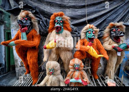 Kalkutta, Indien. November 2021. Während des Kali Puja Festivals in Kumartuli werden Dämonentonskulpturen gesehen.die Göttin Kali wird als Retterin von allen bösen Mächten, wie Dämonen und anderen Quellen dunkler Macht, verehrt. Die Göttin Kali dient als Glück gemäß der Hindu-Mythologie. Kredit: SOPA Images Limited/Alamy Live Nachrichten Stockfoto