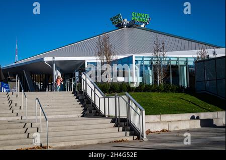 Foto der Außenansicht der Multi-Purpose, Zero Carbon Climate Change Arena, die sich im Seattle Center Entertainment Complex in der Innenstadt befindet. Stockfoto