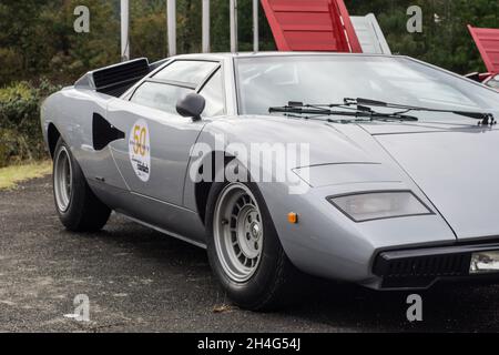 Vorderansicht eines restaurierten silbernen Lamborghini Countach LP400 Sport-Supersportwagens Stockfoto