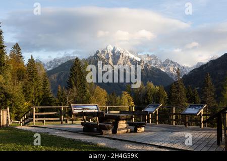 Blick auf die Jules Alpen mit den Bergen Spik, Kukova Spica und Skrlatica bei Kranjska Gora, Slowenien, 11.10.2021. Stockfoto