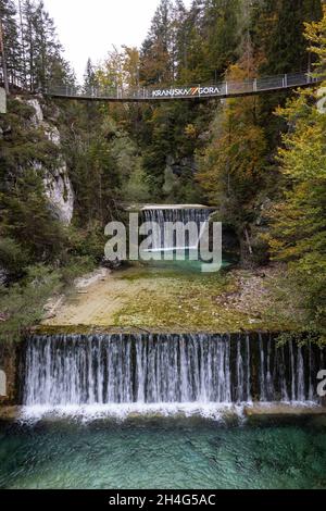 Hängebrücke über einen Wasserfall bei Kranjska Gora in den Julischen Alpen im Triglav Nationalpark, Slowenien, 11.10.2021. Stockfoto