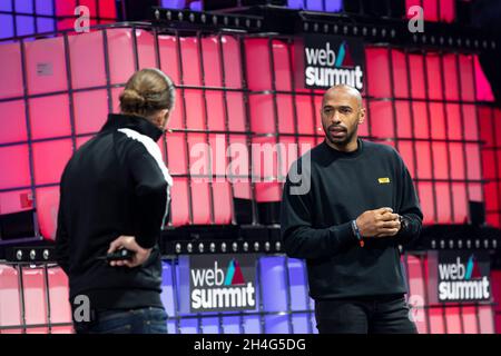 Lissabon, Portugal. November 2021. Fußballlegende Thierry Henry (R) spricht am zweiten Tag des Web Summit 2021 in Lissabon auf der Bühne des Altice Arena Centers an.Dies ist eine der größten Technologiekonferenzen der Welt und zugleich ein Treffpunkt für die Debatte über die technologische Entwicklung im Leben der Menschen. In diesem Jahr werden rund 40.000 Teilnehmer zum Web Summit erwartet. Kredit: SOPA Images Limited/Alamy Live Nachrichten Stockfoto