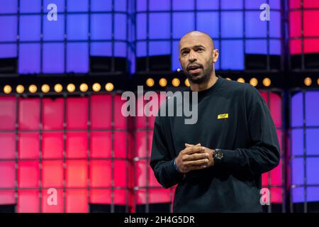 Lissabon, Portugal. November 2021. Fußballlegende Thierry Henry spricht am zweiten Tag des Web Summit 2021 in Lissabon auf der Bühne des Altice Arena Centers an.Dies ist eine der größten Technologiekonferenzen der Welt und zugleich ein Treffpunkt für die Debatte über die technologische Entwicklung im Leben der Menschen. In diesem Jahr werden rund 40.000 Teilnehmer zum Web Summit erwartet. Kredit: SOPA Images Limited/Alamy Live Nachrichten Stockfoto