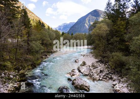 Der Fluss Soca fließt durch ein Tal der Julischen Alpen im Triglav Nationalpark, Slowenien, 11.10.2021. Stockfoto