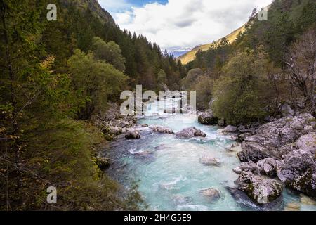 Der Fluss Soca fließt durch ein Tal der Julischen Alpen im Triglav Nationalpark, Slowenien, 11.10.2021. Stockfoto