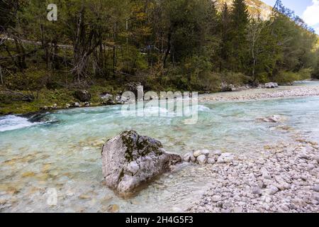 Der Fluss Soca fließt durch ein Tal der Julischen Alpen im Triglav Nationalpark, Slowenien, 11.10.2021. Stockfoto