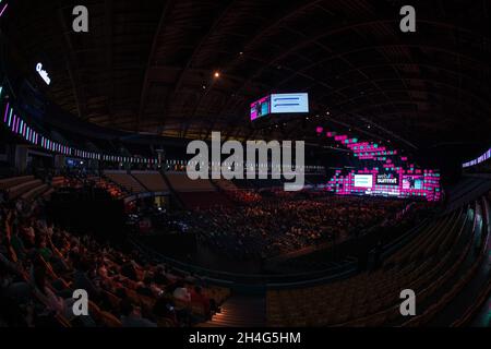 Lissabon, Portugal. November 2021. Allgemeine Ansicht des Altice Arena Centers Bühne am zweiten Tag des Web Summit in Lissabon, eine der größten Technologiekonferenzen der Welt und auch ein Treffpunkt für die Debatte über die technologische Entwicklung im Leben der Menschen. In diesem Jahr werden rund 40.000 Teilnehmer an dem Web Summit teilnehmen, der vom 1. Bis 4. November im Parque das Nacoes in Lissabon stattfindet. Kredit: SOPA Images Limited/Alamy Live Nachrichten Stockfoto