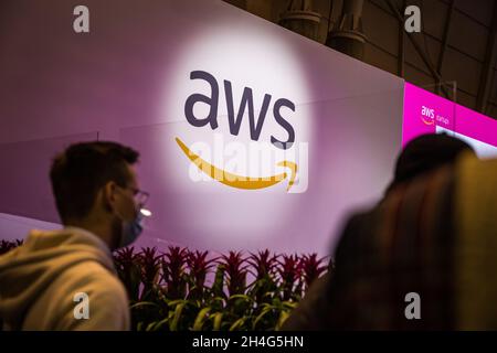 Lissabon, Portugal. November 2021. AWS, die Logo-Ausstellungszone von Amazon Web Services, die am zweiten Tag des Web Summit in Lissabon zu sehen ist, ist eine der größten Technologiekonferenzen der Welt und zugleich ein Treffpunkt für die Debatte über die technologische Entwicklung im Leben der Menschen. In diesem Jahr werden rund 40.000 Teilnehmer an dem Web Summit teilnehmen, der vom 1. Bis 4. November im Parque das Nacoes in Lissabon stattfindet. Kredit: SOPA Images Limited/Alamy Live Nachrichten Stockfoto