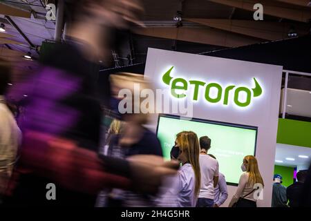 Lissabon, Portugal. November 2021. EToro-Logo-Ausstellungszone, die am zweiten Tag des Web Summit in Lissabon zu sehen ist.Dies ist eine der größten Technologiekonferenzen der Welt und auch ein Treffpunkt für die Debatte über die technologische Entwicklung im Leben der Menschen. In diesem Jahr werden rund 40.000 Teilnehmer an dem Web Summit teilnehmen, der vom 1. Bis 4. November im Parque das Nacoes in Lissabon stattfindet. Kredit: SOPA Images Limited/Alamy Live Nachrichten Stockfoto