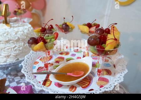 Essen und Desserts von Geburtstagsfeiern und Hochzeiten verschiedener Aktivitäten Stockfoto