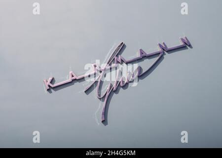 Nahaufnahme des Emblem-Logo-Emblems auf der Rückseite eines Karmann Ghia Classic Vintage-Sportwagen-Coupés Stockfoto