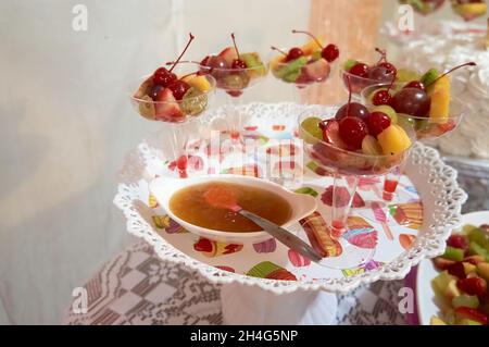 Essen und Desserts von Geburtstagsfeiern und Hochzeiten verschiedener Aktivitäten Stockfoto