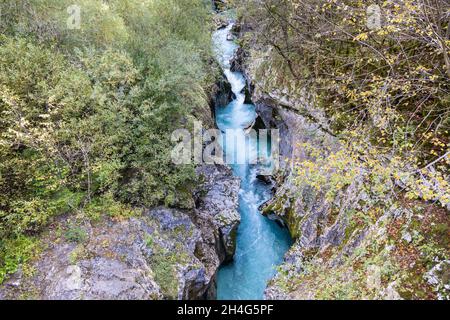 Der Fluss Soca fließt durch ein Tal der Julischen Alpen im Triglav Nationalpark, Slowenien, 11.10.2021. Stockfoto