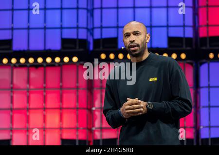 Lissabon, Portugal. November 2021. Fußballlegende Thierry Henry spricht am zweiten Tag des Web Summit 2021 in Lissabon auf der Bühne des Altice Arena Centers an.Dies ist eine der größten Technologiekonferenzen der Welt und zugleich ein Treffpunkt für die Debatte über die technologische Entwicklung im Leben der Menschen. In diesem Jahr werden rund 40.000 Teilnehmer zum Web Summit erwartet. (Foto von Hugo Amaral/SOPA Images/Sipa USA) Quelle: SIPA USA/Alamy Live News Stockfoto