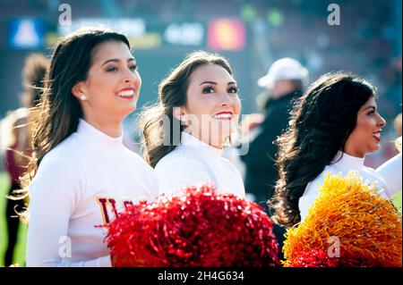 Die Cheerleader der USC lächeln alle am Rande während eines NCAA-College-Fußballspiels gegen die Arizona Wildcats. Die Trojaner besiegten die Wildcats Stockfoto