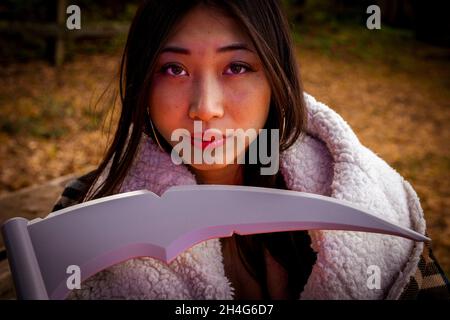 Junge Frau mit einem Cosplay-Outfit für den Sensenmann im Wald Stockfoto