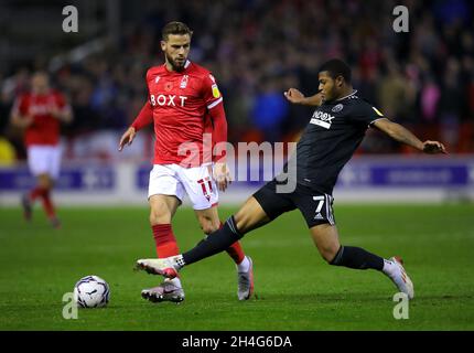 Philip Zinckernagel von Nottingham Forest (links) und Rhian Brewster von Sheffield United kämpfen während des Sky Bet Championship-Spiels im City Ground, Nottingham, um den Ball. Bilddatum: Dienstag, 2. November 2021. Stockfoto