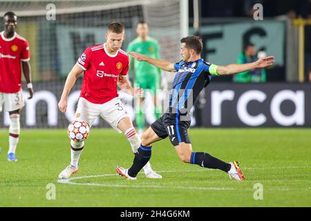 Bergamo, Italien. November 2021. Bergamo, Italien, 2. November 2021, Scott McTominay (39) von Manchester United und Remo Freuler von Atalanta während des UEFA Champions League, des Fußballspiels der Gruppe F zwischen Atalanta BC und Manchester United am 2. November 2021 im Gewiss Stadium in Bergamo, Italien - Foto: Nigel Keene/DPPI/LiveMedia Kredit: Independent Photo Agency/Alamy Live News Stockfoto