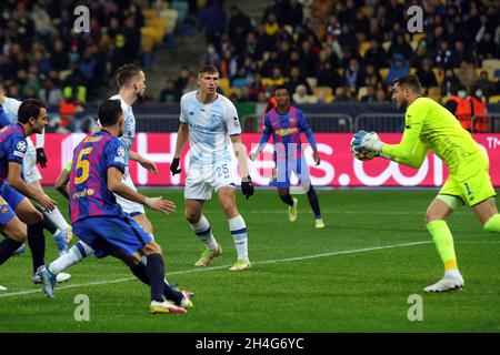 Kiew, Ukraine. November 2021. KIEW, UKRAINE - 2. NOVEMBER 2021 - Torhüter Georgiy Buschtschan (R) vom FC Dynamo Kiew gewinnt den Ball beim 2021/2022 UEFA Champions League Matchday 4 in der Gruppe E gegen den FC Barcelona im NSC Olimpiyskiy, Kiew, der Hauptstadt der Ukraine. Kredit: Ukrinform/Alamy Live Nachrichten Stockfoto