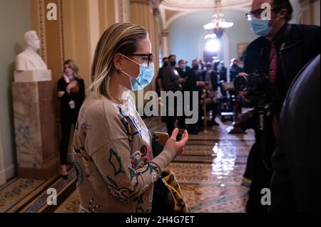 Washington, USA. November 2021. Senator Kyrsten Sinema (D-AZ) am Dienstag, den 2. November, im US-Kapitol in Washington, DC, 2021. Präsident Biden ist im Ausland, nachdem er sich zum ersten Mal mit den Staats- und Regierungschefs der G20 in Rom und jetzt auf der COP26 in Glasgow getroffen hat, bevor er heute Abend inmitten hektischer Kongressverhandlungen über Billionen Dollar an demokratischen Ausgabenprioritäten nach Hause zurückkehrt. (Graeme Sloan/Sipa USA) Quelle: SIPA USA/Alamy Live News Stockfoto