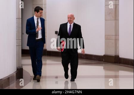 Washington, USA. November 2021. Vertreter Kevin Brady (R-TX), rechts, im US-Kapitol, in Washington, DC, am Dienstag, den 2. November, 2021. Präsident Biden ist im Ausland, nachdem er sich zum ersten Mal mit den Staats- und Regierungschefs der G20 in Rom und jetzt auf der COP26 in Glasgow getroffen hat, bevor er heute Abend inmitten hektischer Kongressverhandlungen über Billionen Dollar an demokratischen Ausgabenprioritäten nach Hause zurückkehrt. (Graeme Sloan/Sipa USA) Quelle: SIPA USA/Alamy Live News Stockfoto