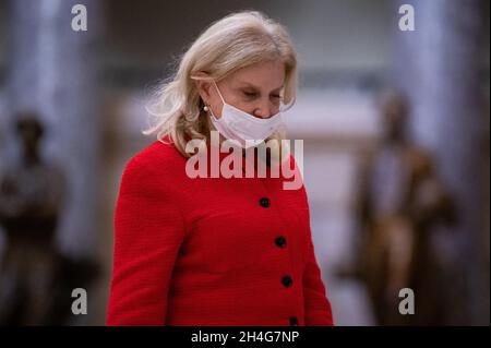 Washington, USA. November 2021. Die Vertreterin Carolyn Maloney (D-N.Y.) im US-Kapitol in Washington, DC, am Dienstag, den 2. November, 2021. Präsident Biden ist im Ausland, nachdem er sich zum ersten Mal mit den Staats- und Regierungschefs der G20 in Rom und jetzt auf der COP26 in Glasgow getroffen hat, bevor er heute Abend inmitten hektischer Kongressverhandlungen über Billionen Dollar an demokratischen Ausgabenprioritäten nach Hause zurückkehrt. (Graeme Sloan/Sipa USA) Quelle: SIPA USA/Alamy Live News Stockfoto