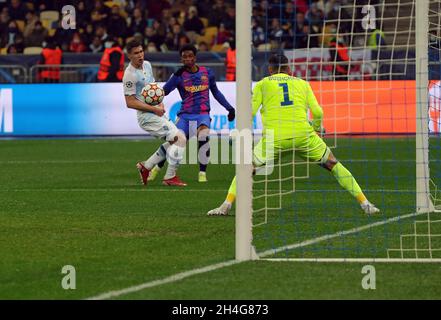 Kiew, Ukraine. November 2021. KIEW, UKRAINE - 2. NOVEMBER 2021 - Torhüter Georgiy Buschtschan (R) vom FC Dynamo Kiew ist während des 2021/2022 UEFA Champions League Matchday 4 in der Gruppe E gegen den FC Barcelona im NSC Olimpiyskiy, Kiew, der Hauptstadt der Ukraine, abgebildet. Kredit: Ukrinform/Alamy Live Nachrichten Stockfoto