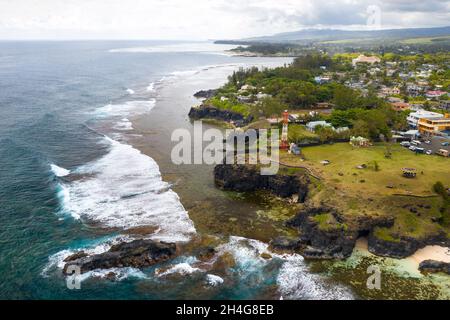 Blick auf den berühmten Goldenen Strand zwischen schwarzen vulkanischen Felsen am Ufer des Gris-Gris Flusses, La Roche qui pleure auf Mauritius. Stockfoto