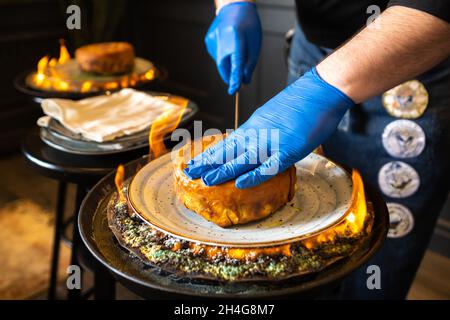 Shahs Pilaf. Serviert und schneidet Khans Pilaf in Lavasch im aserbaidschanischen Stil im Restaurant. Traditionelles orientalisches Gericht. Stockfoto