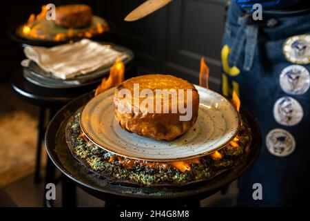 Shahs Pilaf. Khans Pilaf in Lavasch auf Aserbaidschanisch im Restaurant. Traditionelles orientalisches Gericht. Stockfoto