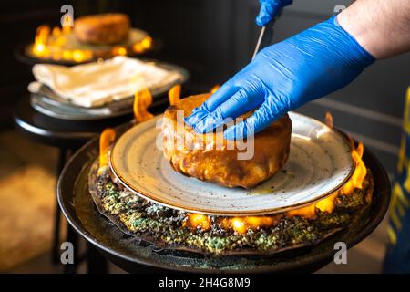 Shahs Pilaf. Serviert und schneidet Khans Pilaf in Lavasch im aserbaidschanischen Stil im Restaurant. Traditionelles orientalisches Gericht. Stockfoto