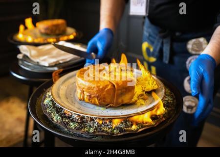 Shahs Pilaf. Serviert und schneidet Khans Pilaf in Lavasch im aserbaidschanischen Stil im Restaurant. Traditionelles orientalisches Gericht. Stockfoto