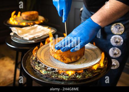 Shahs Pilaf. Serviert und schneidet Khans Pilaf in Lavasch im aserbaidschanischen Stil im Restaurant. Traditionelles orientalisches Gericht. Stockfoto