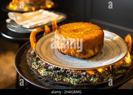 Shahs Pilaf. Khans Pilaf in Lavasch auf Aserbaidschanisch im Restaurant. Traditionelles orientalisches Gericht. Stockfoto